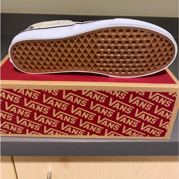 Men’s 9 black and white checkered Vans. - Picture 2 of 11